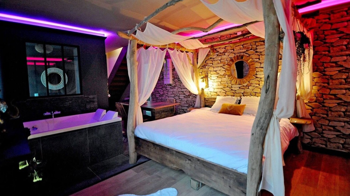 Bourgoin-Jallieu Apartment | Évasion Safari luxe, Private XXL Spa, Cinema screen, Waterfall, Sleeps 4