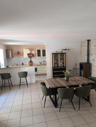 Vallon-Pont-d'Arc House | Évasion vigneronne, jolie maison de village en pierre