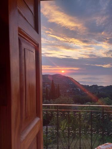 Sipiada Apartment | Μπαλκόνι του Αιγαίου father's house in Kimi