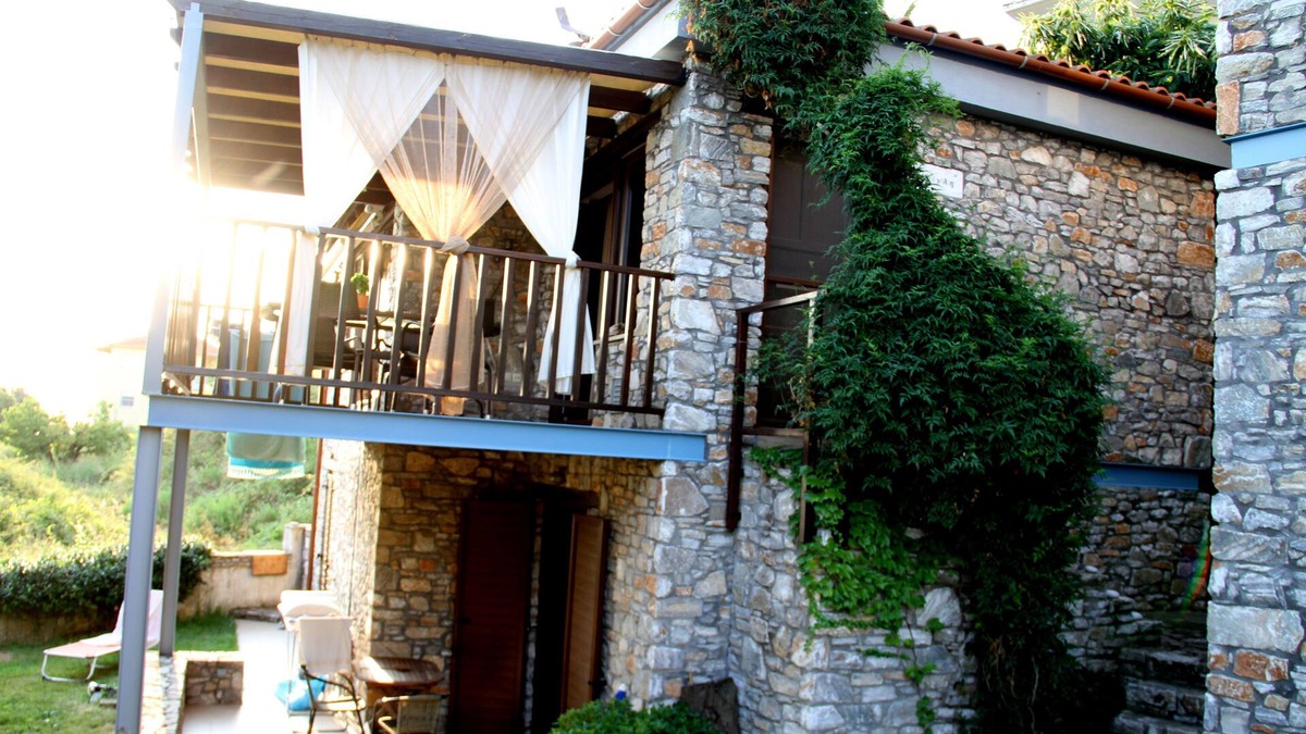 Agia Cottage | πέτρινη εξοχική κατοικία 2 επιπέδων 150 μ. από τη θάλασσα.