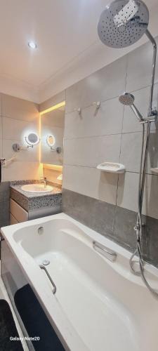 As-Salam Apartment | برج حورس