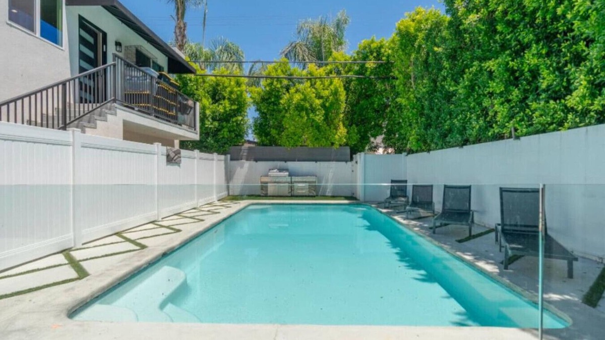 Encino House | ৎ୭Modern Encino Retreatৎ୭w/pool, lush yard&comfort