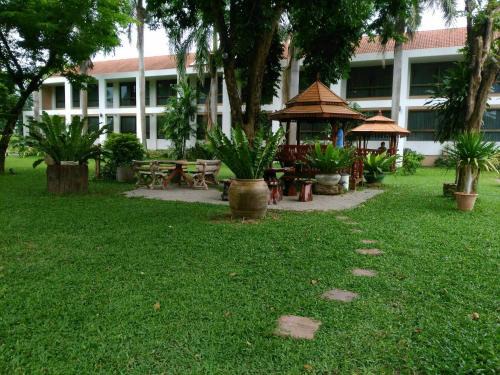 Dan Chang Hotel | โรงแรมฉัตรแก้ว