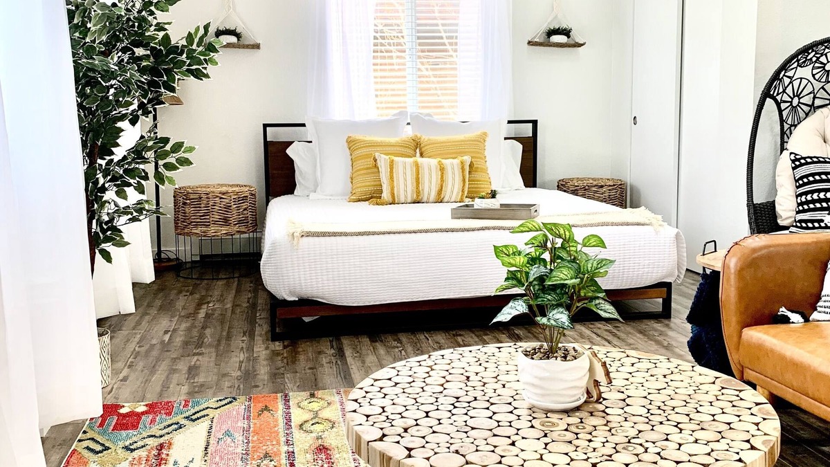 Scenic Heights Apartment | ᨒMonthly rent discountsᨒBoho ChicᨒSkylightsᨒKing BedᨒFast Wifi