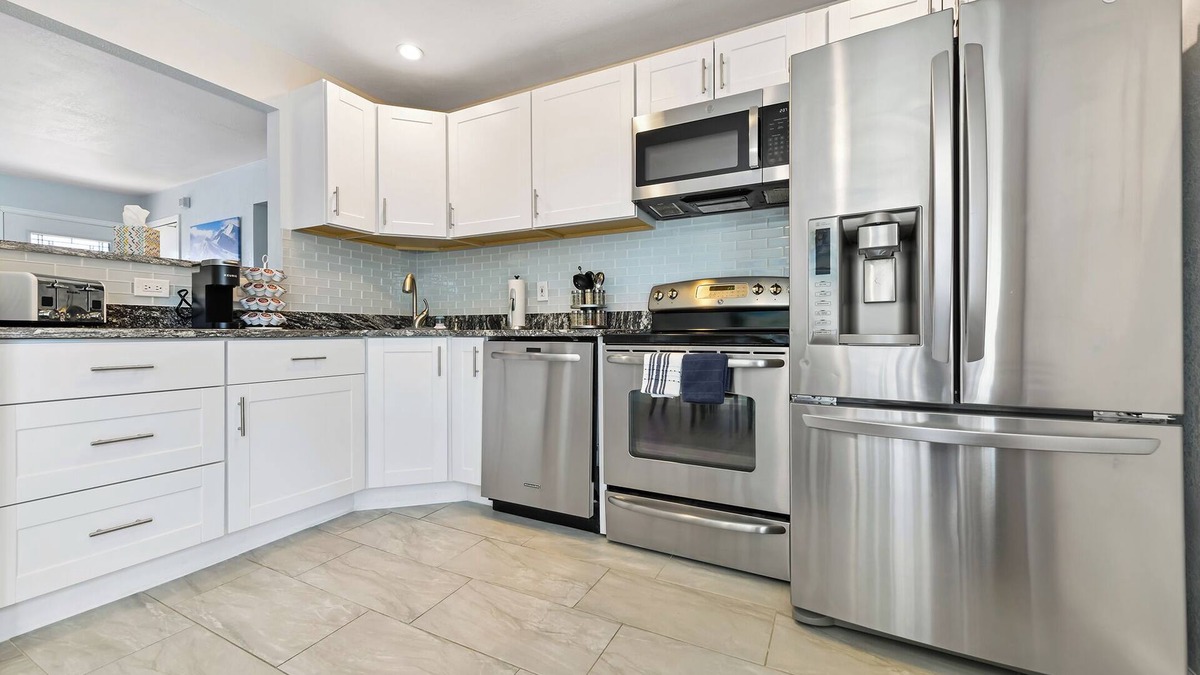 Cheyenne Meadows House | ᨒStylish 4BR/Movie Lounge/10 min to Ft Carsonᨒ