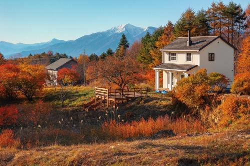 Hokuto House | 八ヶ岳南麓の貸切宿 駅徒歩5分 テラスでバーベキュー 広い庭と遊具付き 富士山と南アルプスを望む宿