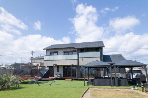 Higashi-ku House | 海の見える一棟貸切リゾートヴィラ hau'oli