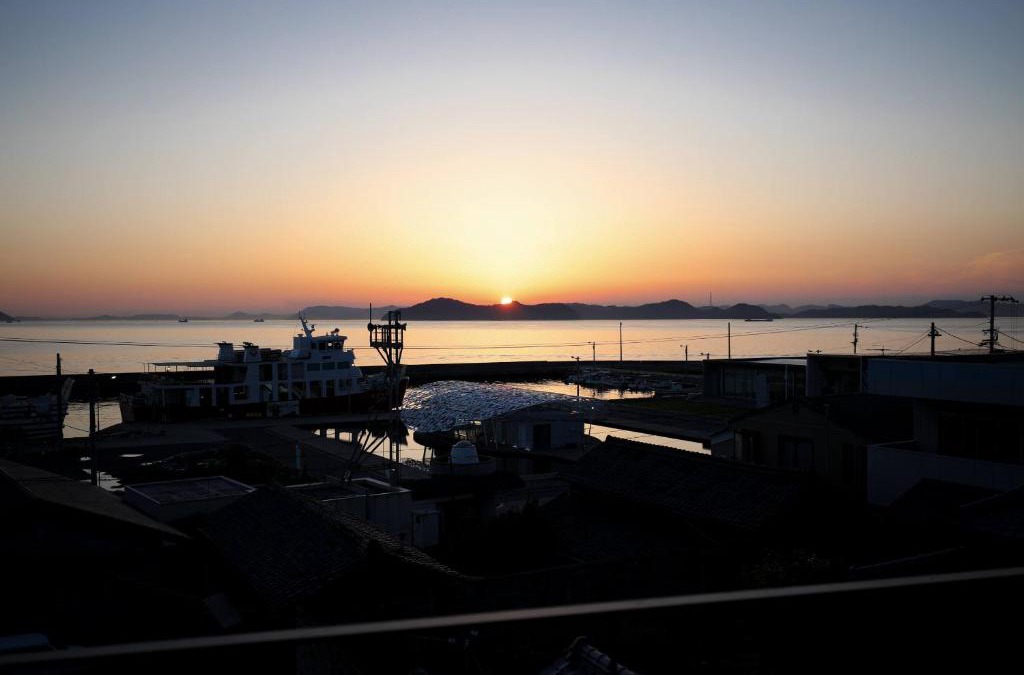 Ogishima Apartment | 鍬と本