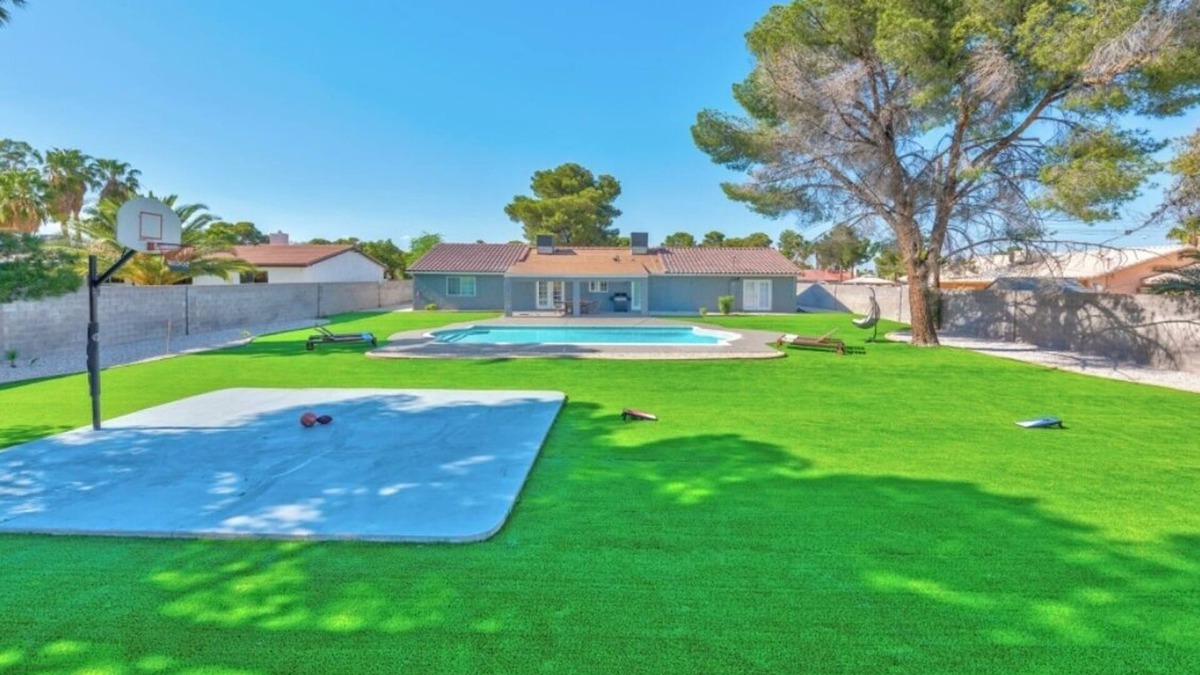 Paradise House | 0.57 acre 2950sf 5BR 7min to strip 5min to Convention center very large pool!