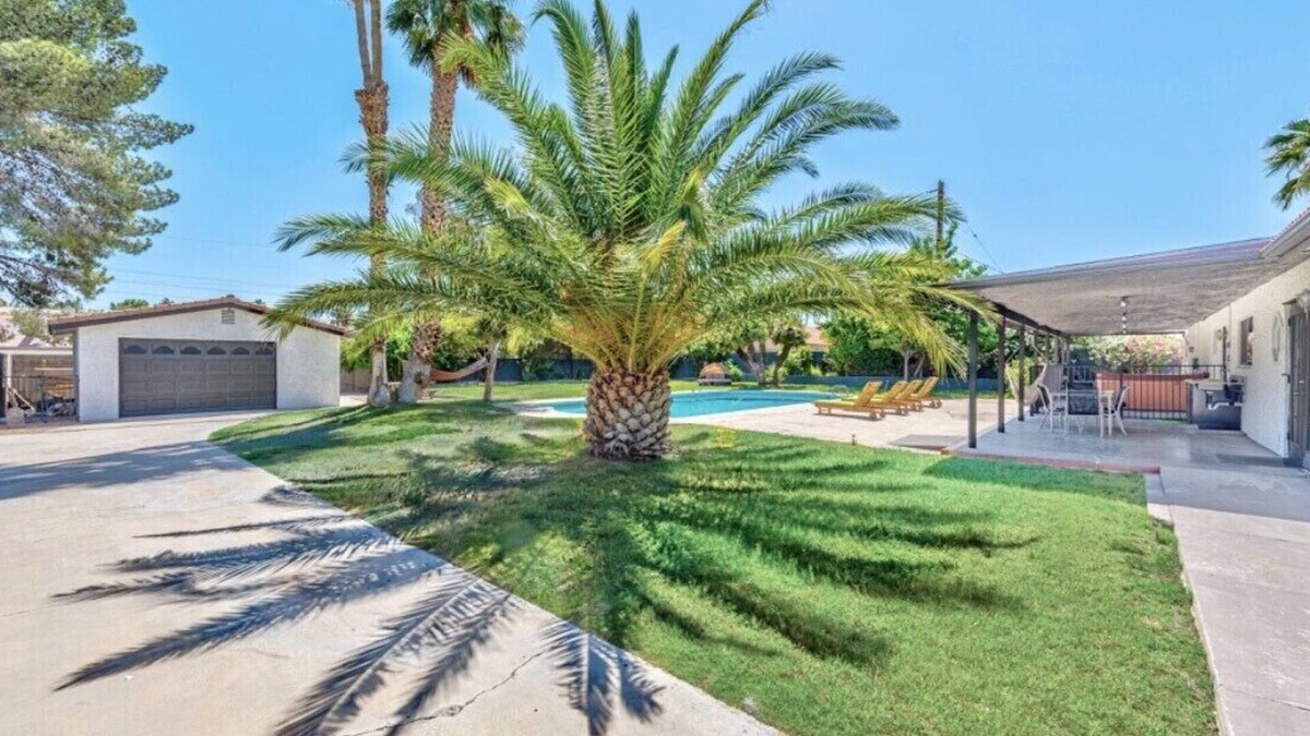 Paradise House | 0.62 acre 3200sf 5 BR 3 BHR 5M from strip 7M from Convention very large pool!
