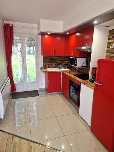 Razac-sur-l'Isle Apartment | 02 - Très joli 2 pièces avec 3 lits pouvant accueillir jusqu'à 5 personnes, situé au rdc avec entrée indépendante, une place de parking réservée devant l'entrée et terrasse sur l'arrière donnant sur parc arboré, tout le linge de maison est fourni