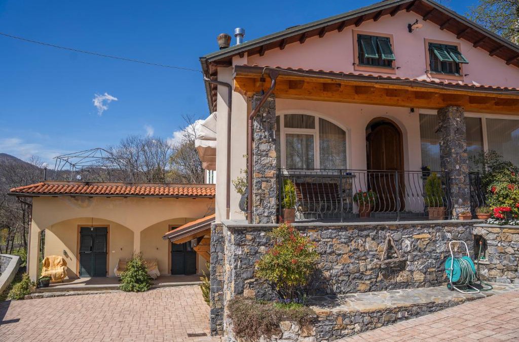 Varese Ligure Apartment | 027- Agriturismo Il Boschetto - Camera Matrimoniale PISCINA Pace e Natura