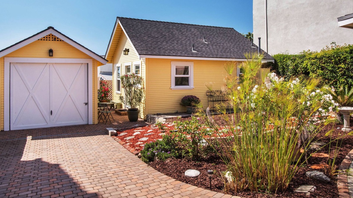 South Redondo Cottage | 1 1/2 blocks to the Beach
