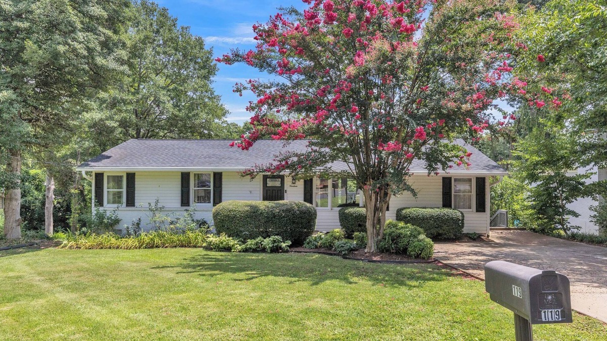 Greenville House | 1/2 acre, 2 master bedrooms, newly renovatedn2 miles from downtown, very private