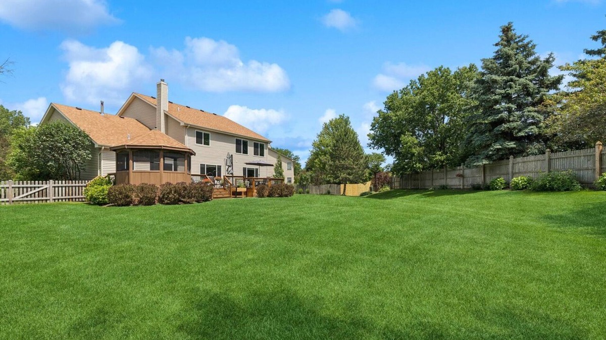 Gages Lake House | 1/2 Acre Retreat: 100" TV, Open layout Navy Base and Six Flags Great America