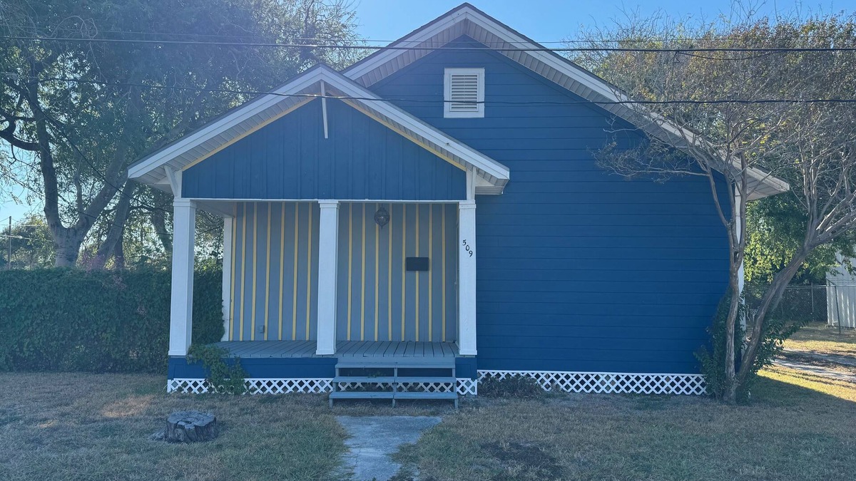 Portland Cottage | 1-2 bedroom cottage in quiet Portland TX with central AC, optional fitness room.