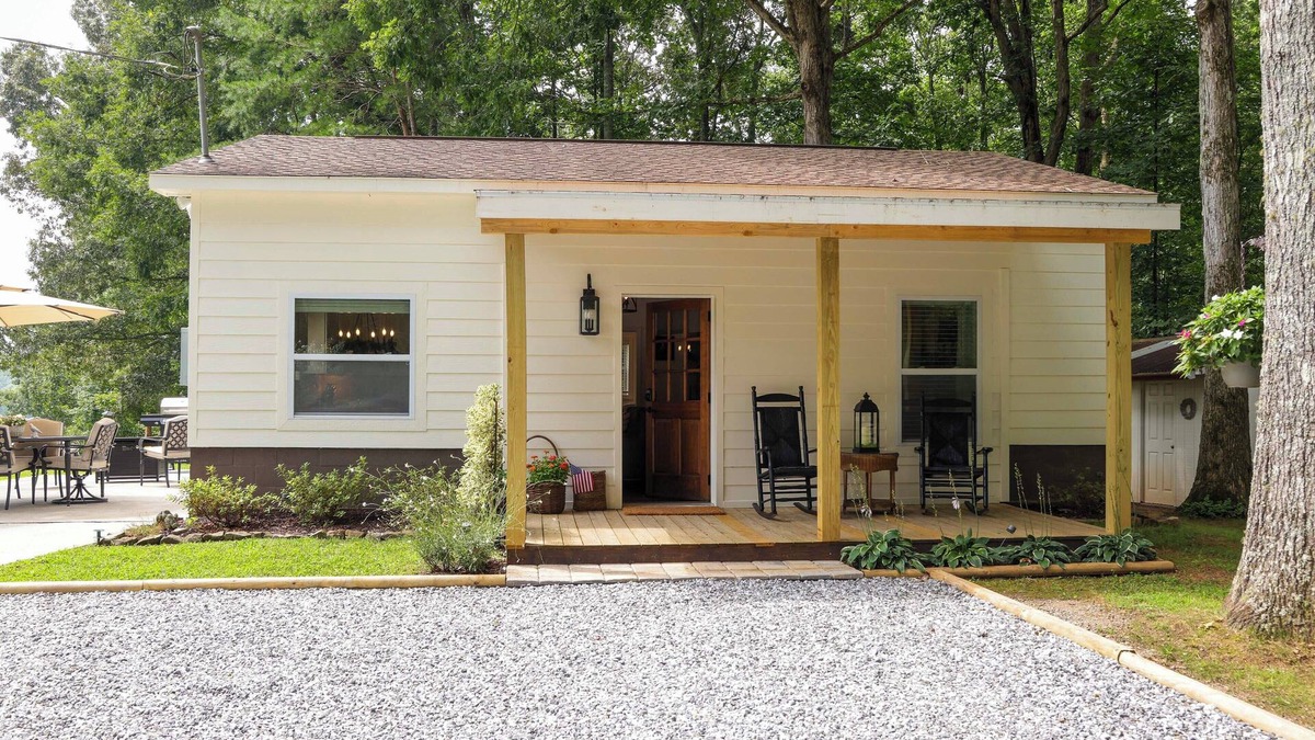 Blairsville Cabin | 1/2 Mi to Lake Nottely: Blairsville Home w/Patio!