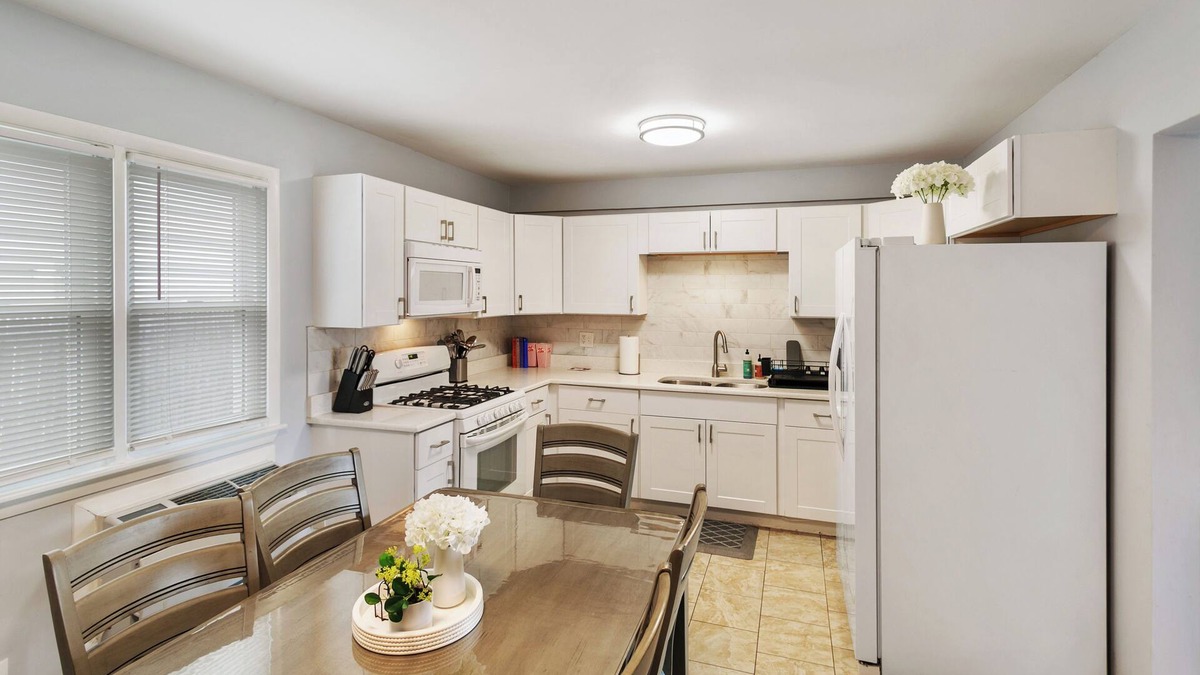 Russell Apartment | 1/2 Mile to Downtown Libertyville