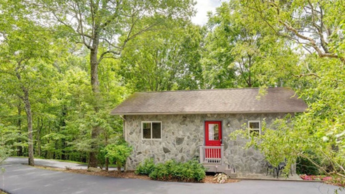 Murphy House | 1.2 miles to John C. Campbell Folk School/Cozy and private mountain get-away!
