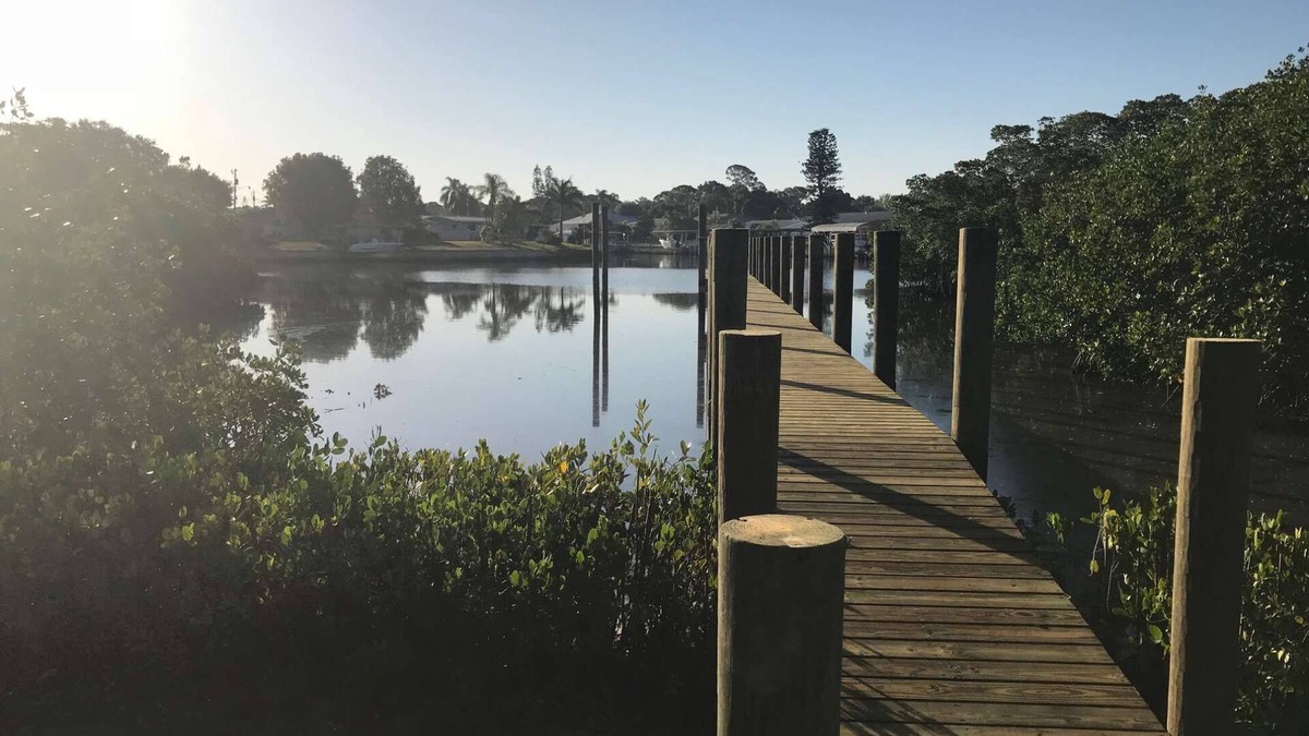 Englewood South House | 1.3 Acres PETS Waterfront FUN! Caged/Heated Pool, 100' Pier, CANOES Kayaks incl!