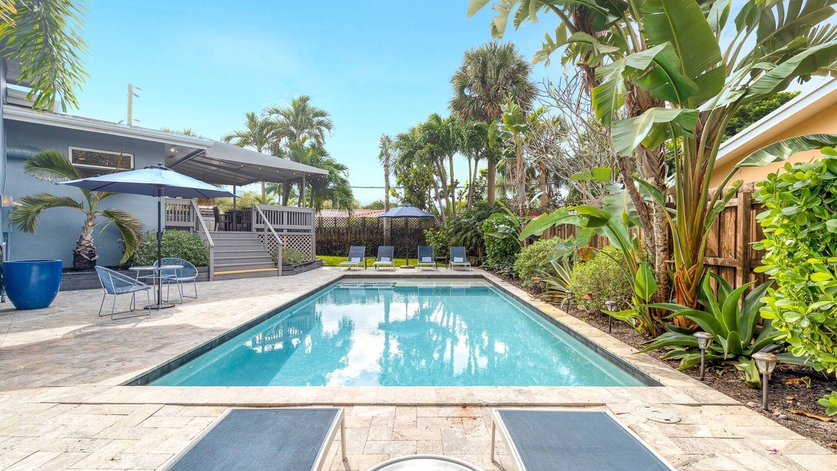 South Corals House | 1.5 MILES FROM BEACH WITH HEATED POOL