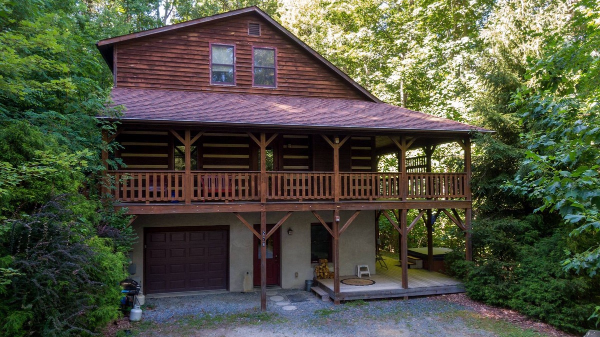 Boone Cabin | 1 Abundant Life-golf course, hot tub and pool table!