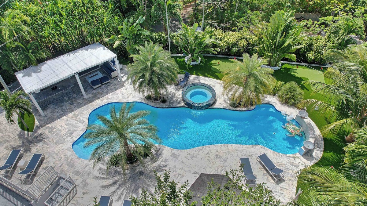 Lazy Lake House | 1 Acre LakeView Gem, Stunning Pool, Near Beach! Kayak/Pond/Spa - Fort Lauderdale