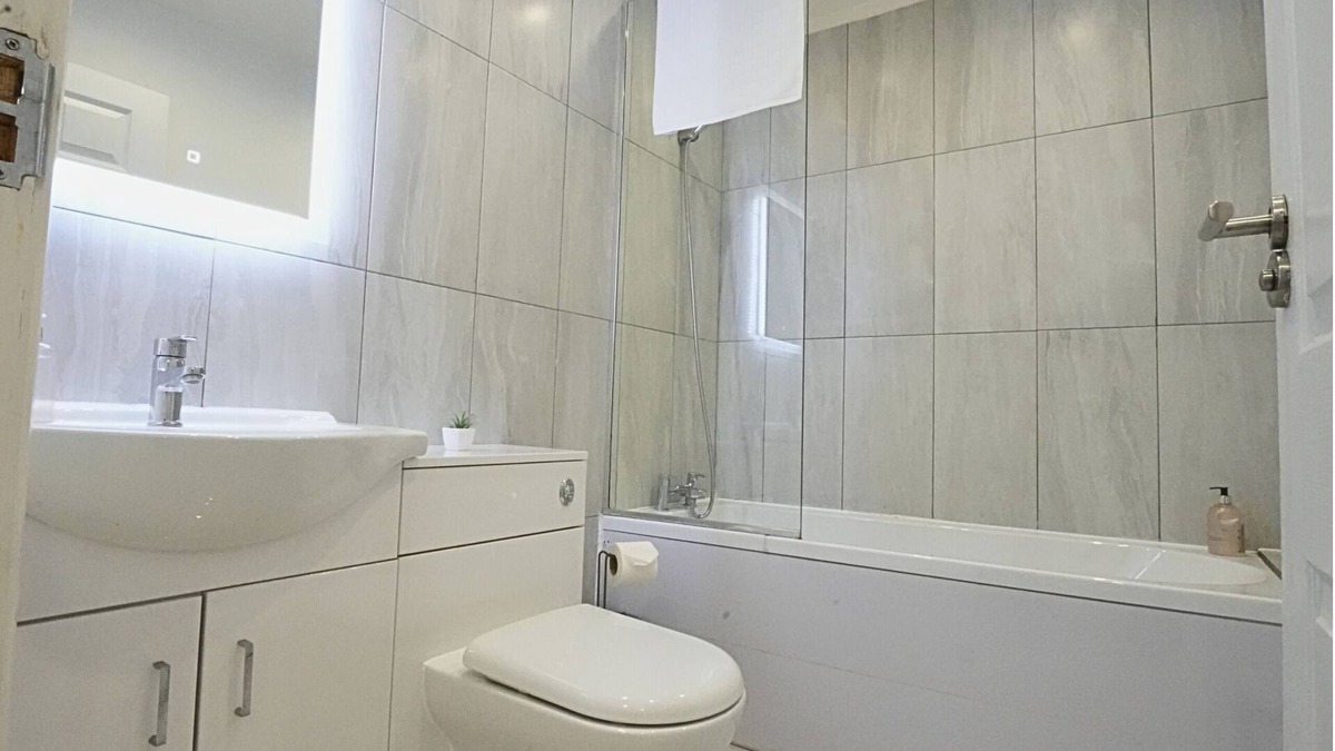 London Borough of Hounslow Apartment | 1-bed Apartment Near Heathrow Airport - Your Gateway to Comfort and Convenience