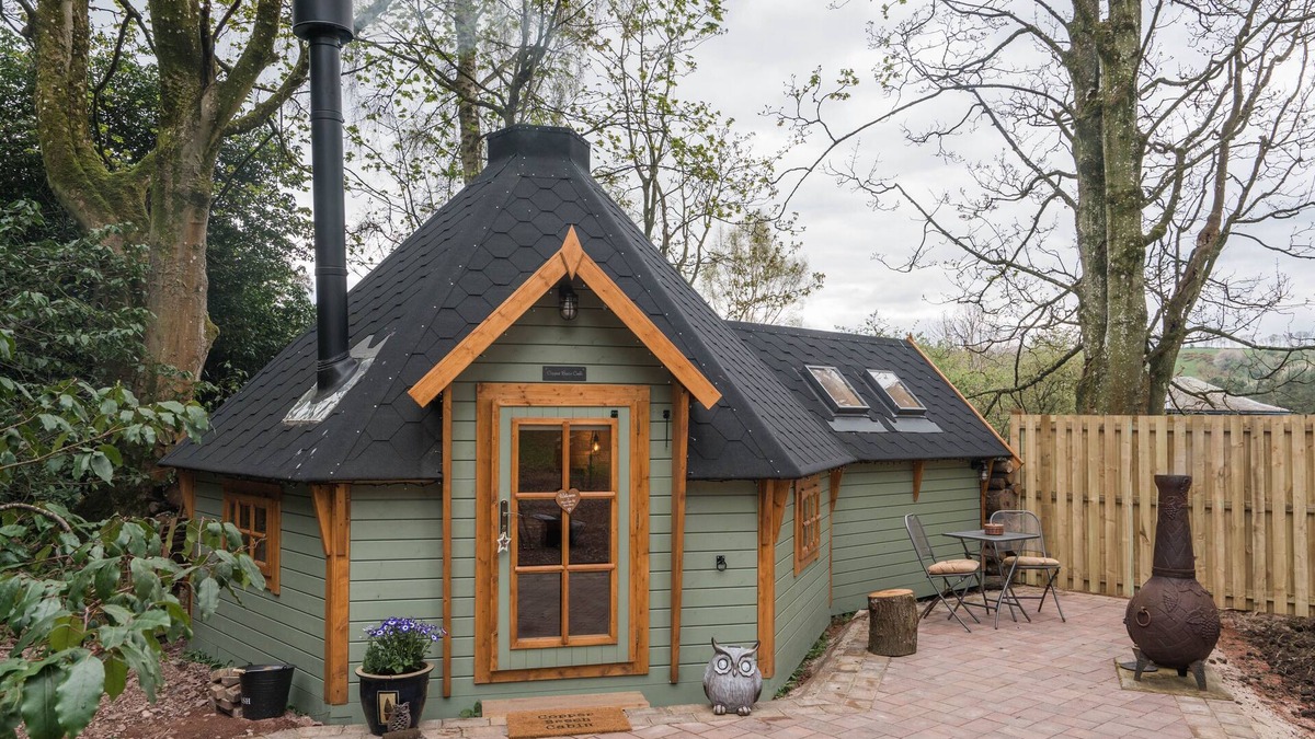 Carluke Cabin | 1-Bed Cabin, 2 Adults, Outdoor Bath & Wood Burner