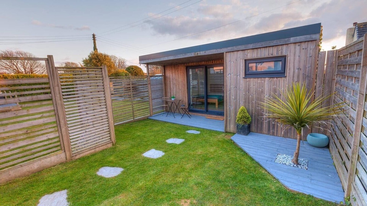 Saint Erth Praze Cabin | 1 Bed Cabin. Parking. Private & secure Garden. Pets welcome. Nr to beaches/walks