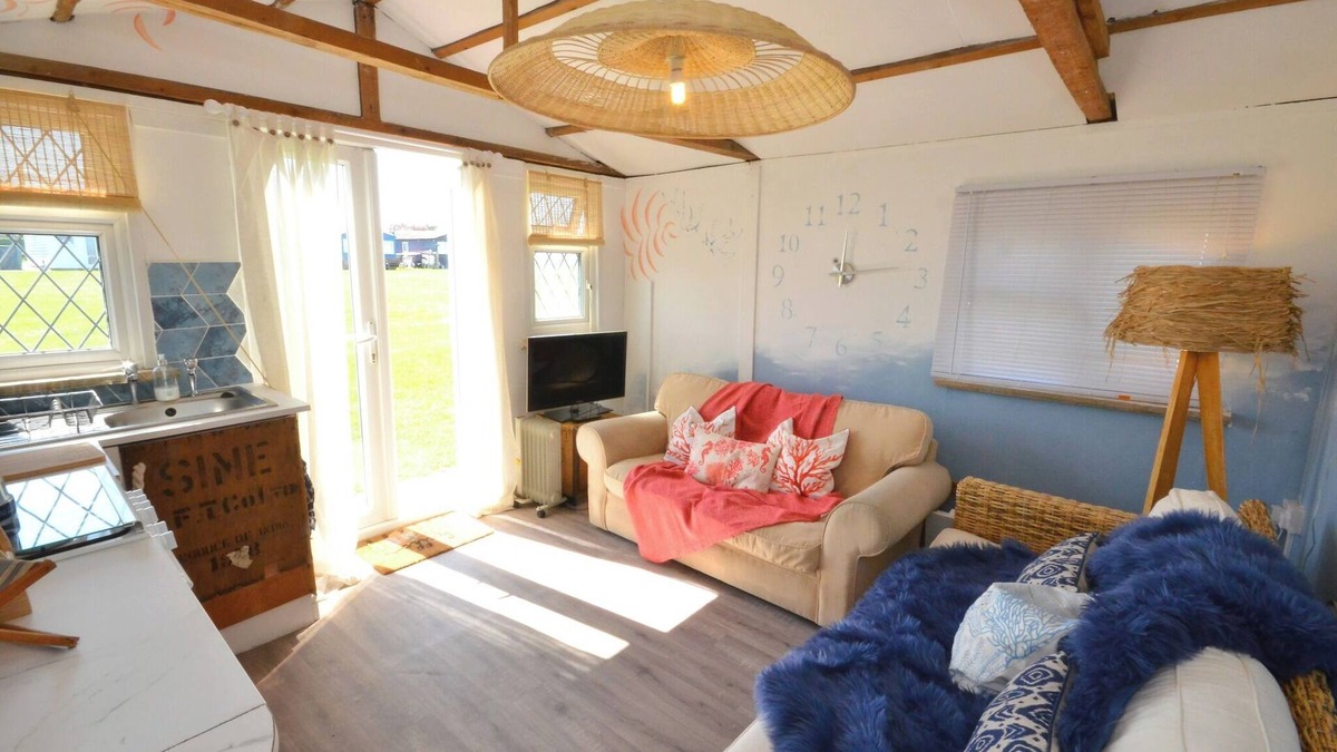 Warden Ski Chalet | 1 Bed Chalet - Sleeps 4 - Pets, Parking, Wifi