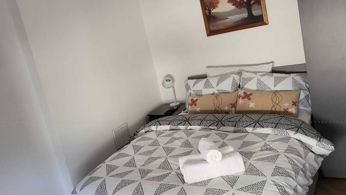 Stone Apartment | 1 Bed Flat - Sleeps 2 - Parking - Wifi