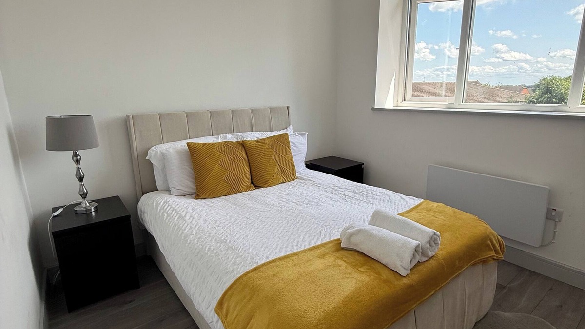 Desborough Apartment | 1 Bed Flat - Sleeps 2 - Pets - Parking - Wifi