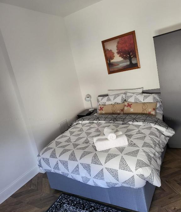 Stone Apartment | 1 Bed Flat - Sleeps 2 - Parking - Wifi