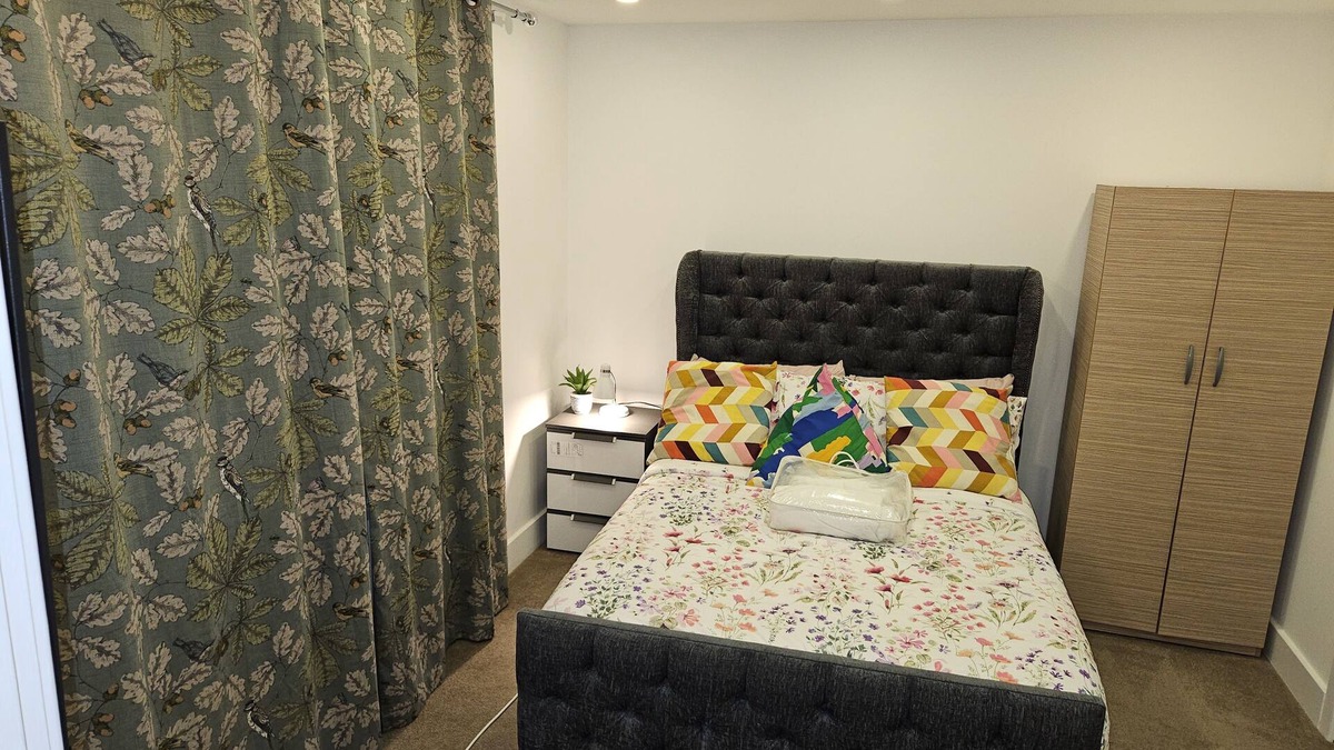 Kidbrooke with Hornfair Apartment | 1 Bed Flat - Sleeps 2 - Parking - Garden