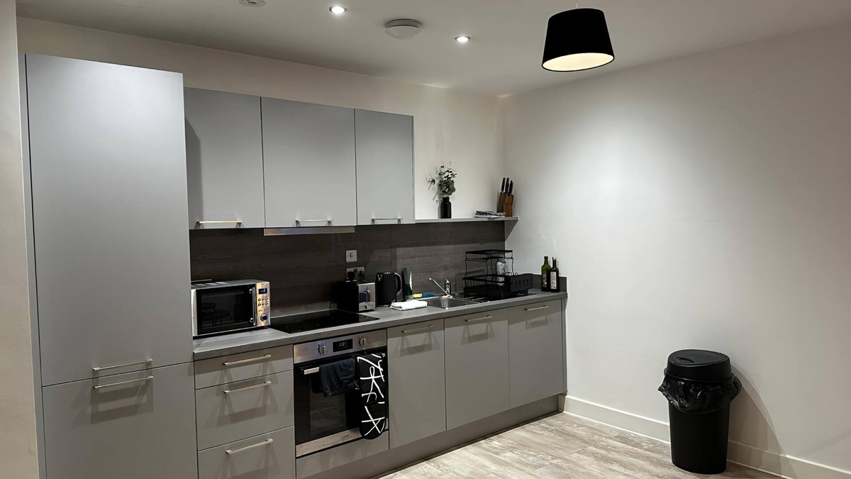 Bloxwich Apartment | 1 Bed Flat - Sleeps 3 - Parking - Wifi