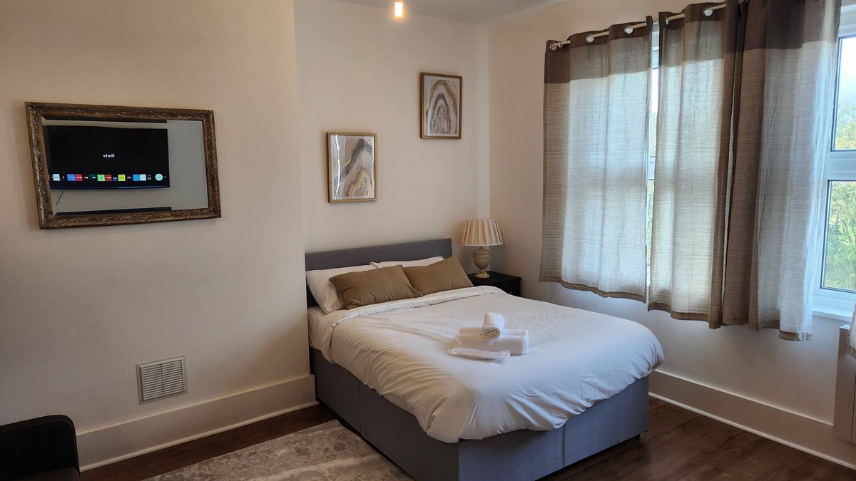 Stone Apartment | 1 Bed Flat - Sleeps 3 - Parking - Wifi
