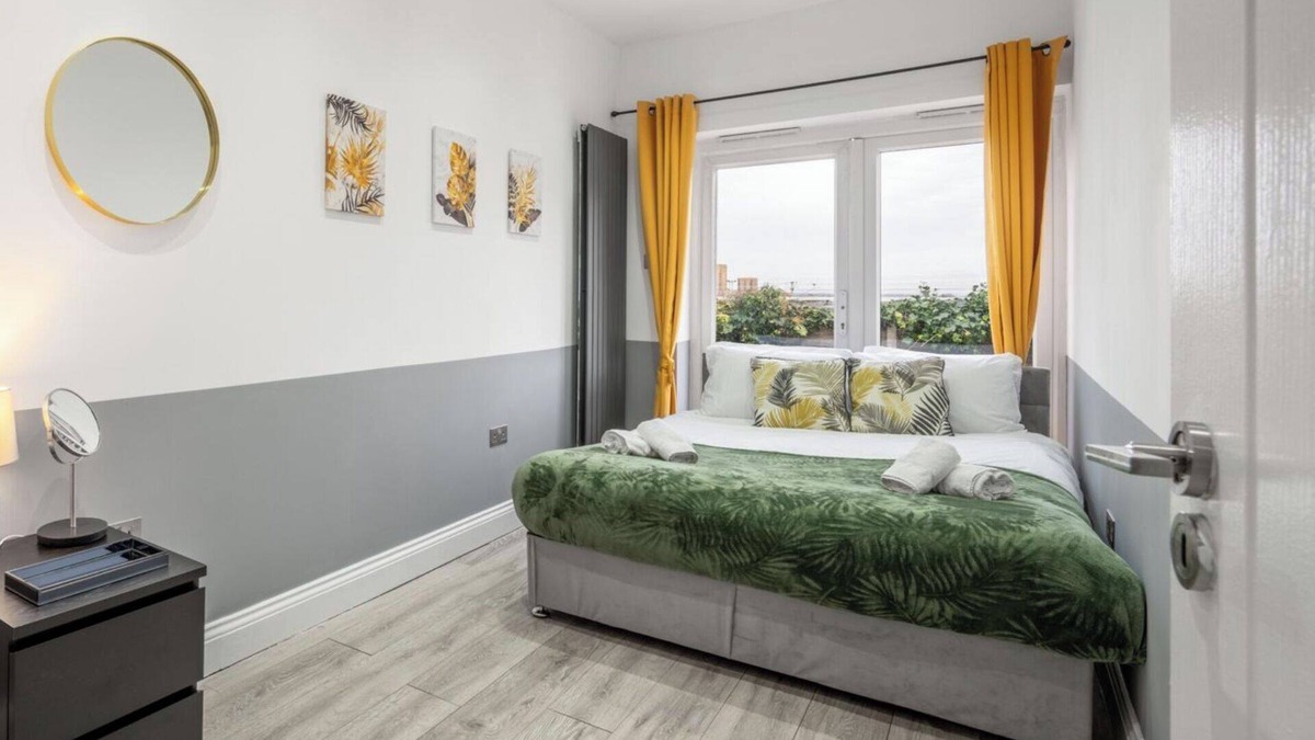 College Park and Old Oak House | 1 Bed Flat - Sleeps 3 - Parking - Wifi