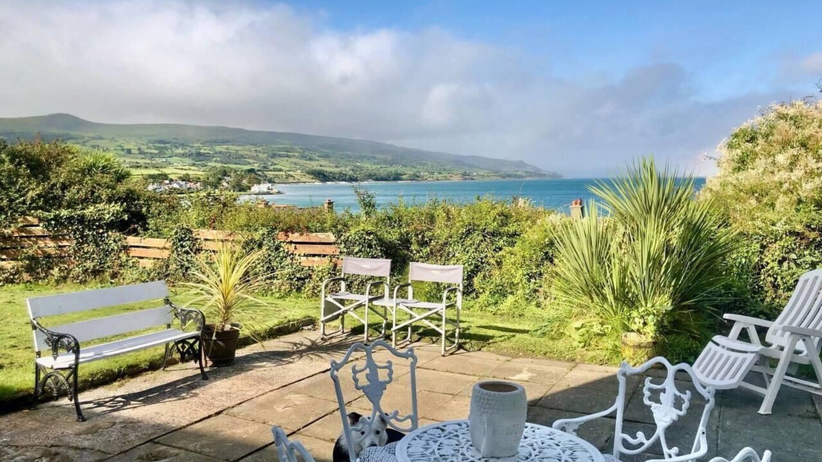 Ballygally Apartment | 1 Bed Flat - Sleeps 5 - Parking - Garden - Pets