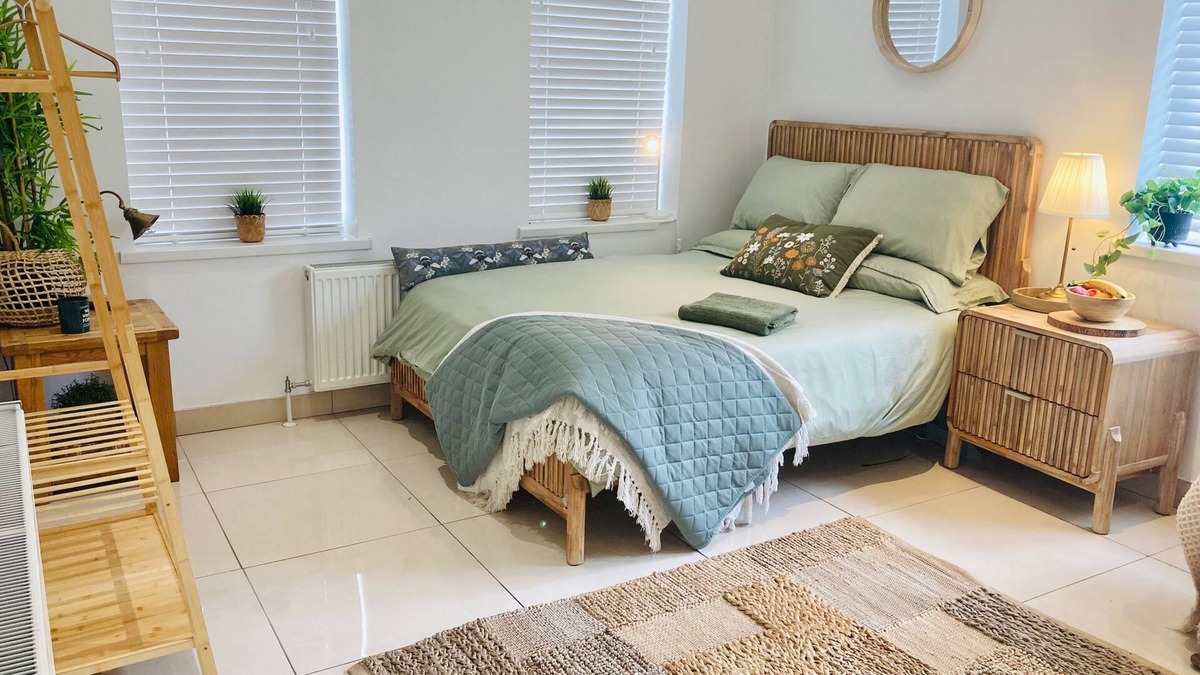 Eglinton Apartment | 1 Bed Flat - Sleeps 2 - Pets - Parking - Garden