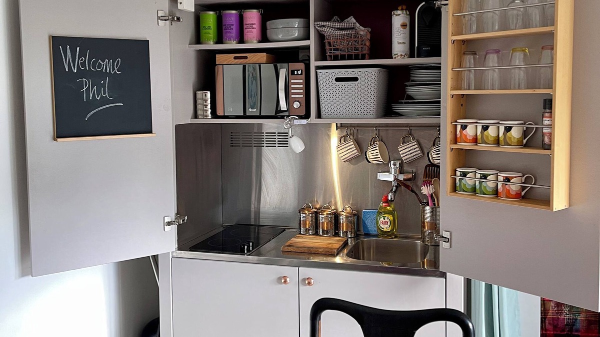 Rickmansworth House | 1 Bed Guesthouse - Chiltern/Met Lines Pied à Terre with Outside Seating Area