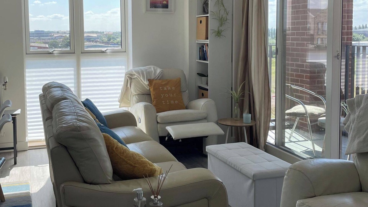 South Hornchurch Apartment | 1 Bed - Sleeps 4 - Parking, Pets, Wifi