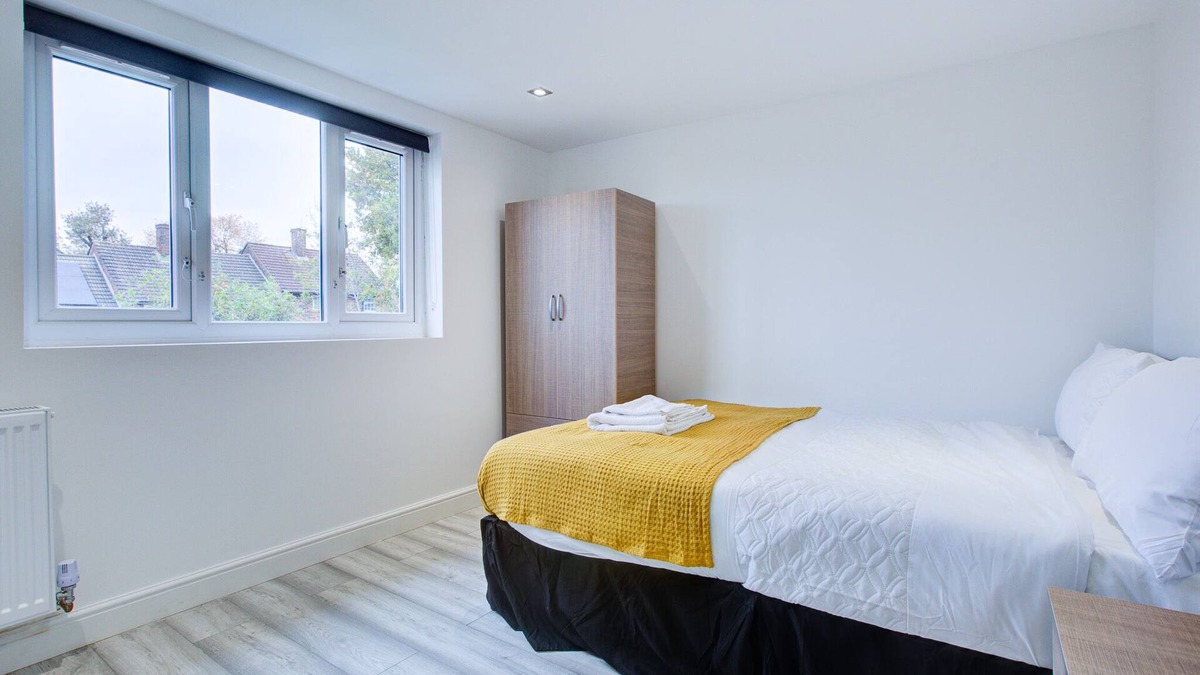 Gooshays House | 1 bed-Sleeps -Elizabeth Line-Free Parking