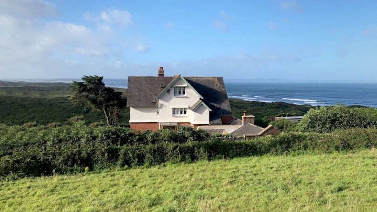 Saunton Apartment | 1 Bed Top Floor Apartment minutes walk from Saunton Beach