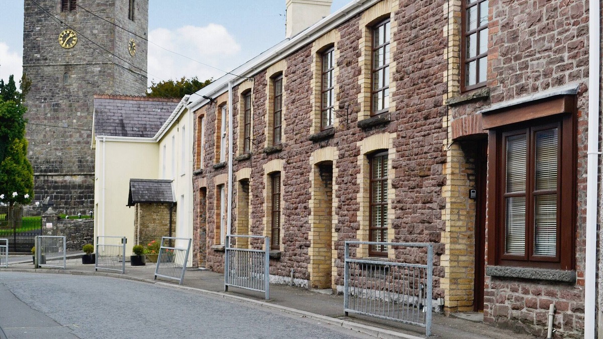 Pentre Gwenlais Cottage | 1 bedroom accommodation in Llandybie near Ammanford