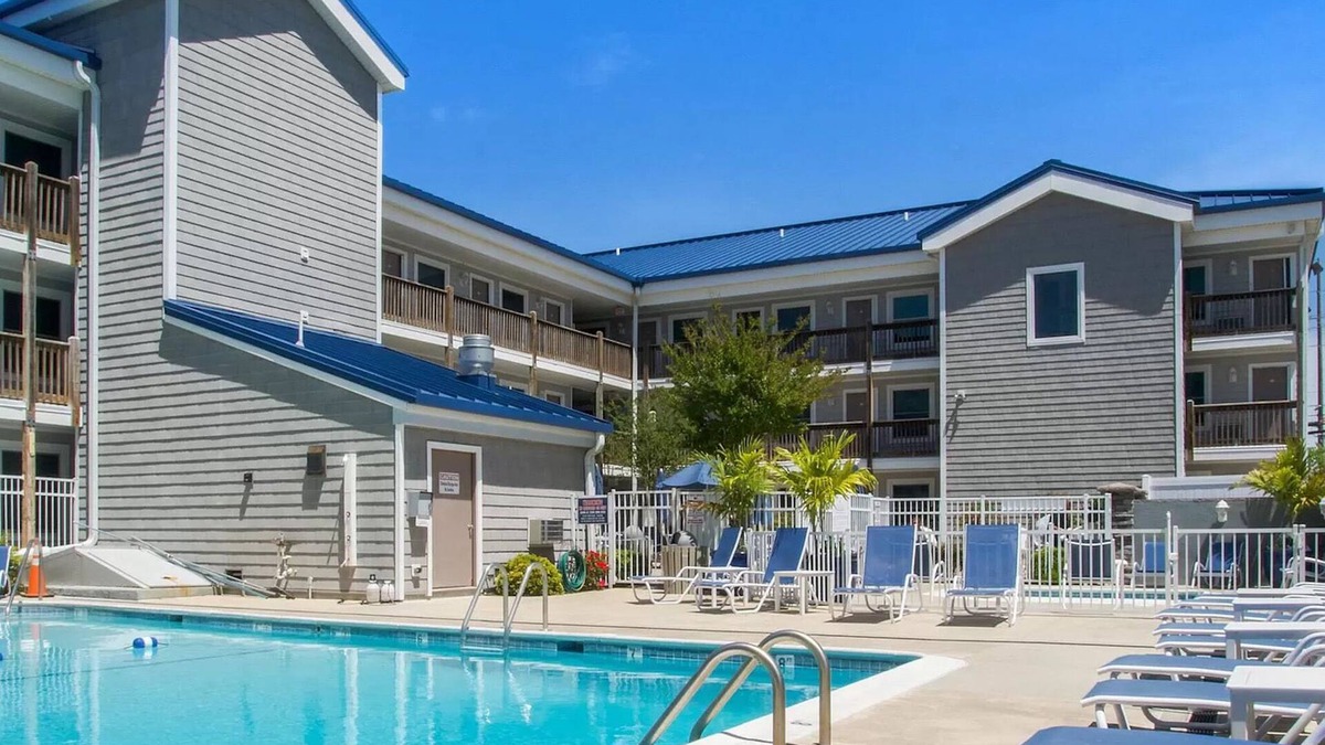 Caine Woods Condo | 1 Bedroom/1 Bath Hidden Gem - Walk to the Beach or Relax Poolside! Sleeps 6.