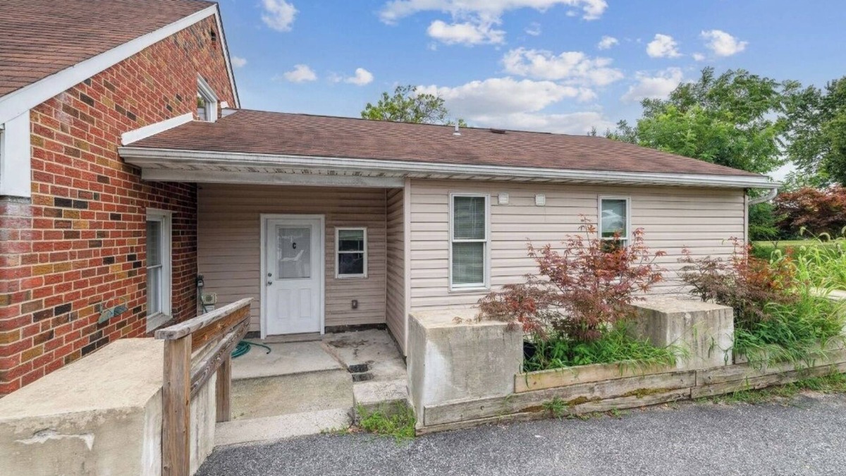 Parkville Apartment | 1 bedroom, 1 full bath shower, double vanity, full kitchen, eat in kitchen, deck