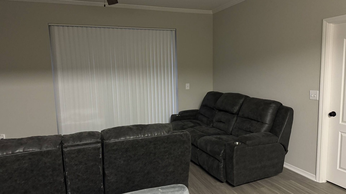Cypress Lake Apartment | 1 Bedroom 15min to beach, pool/hot tub access. Quiet and clean community.