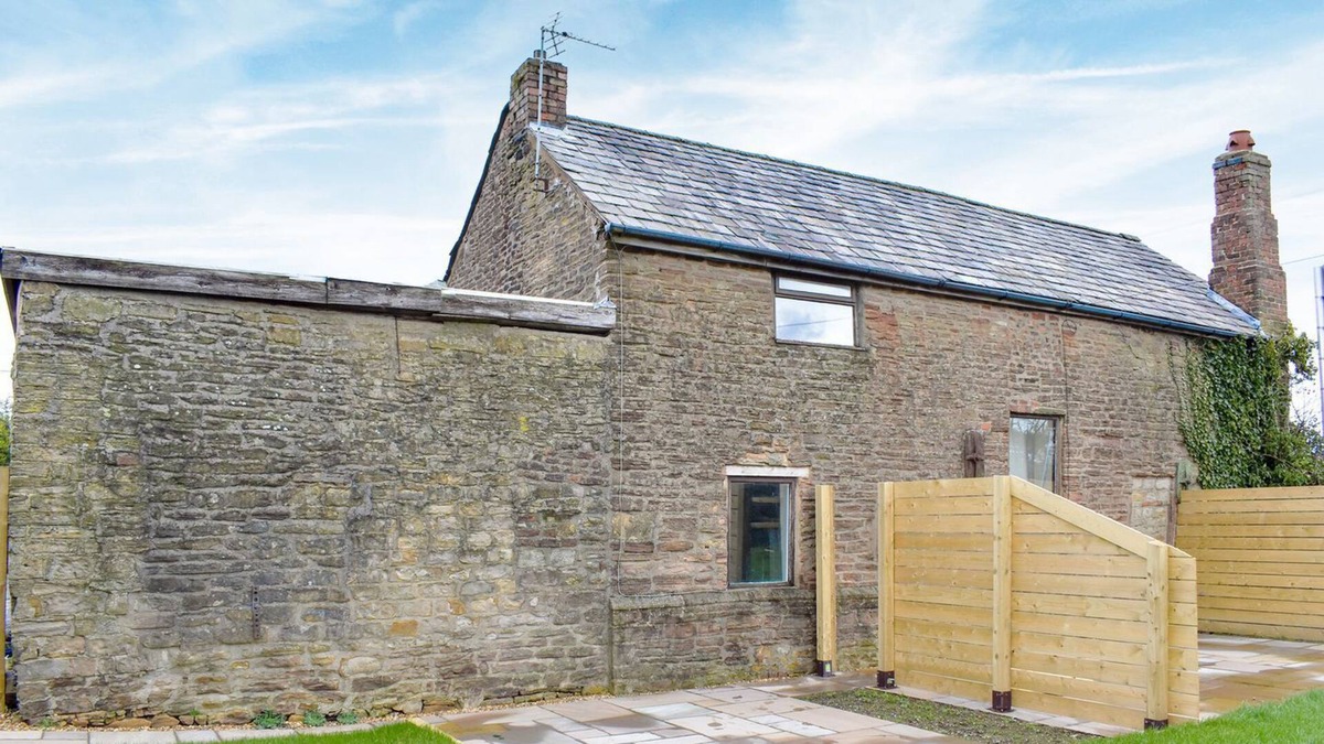 Appley Bridge Cottage | 1 bedroom accommodation in Standish, near Wigan