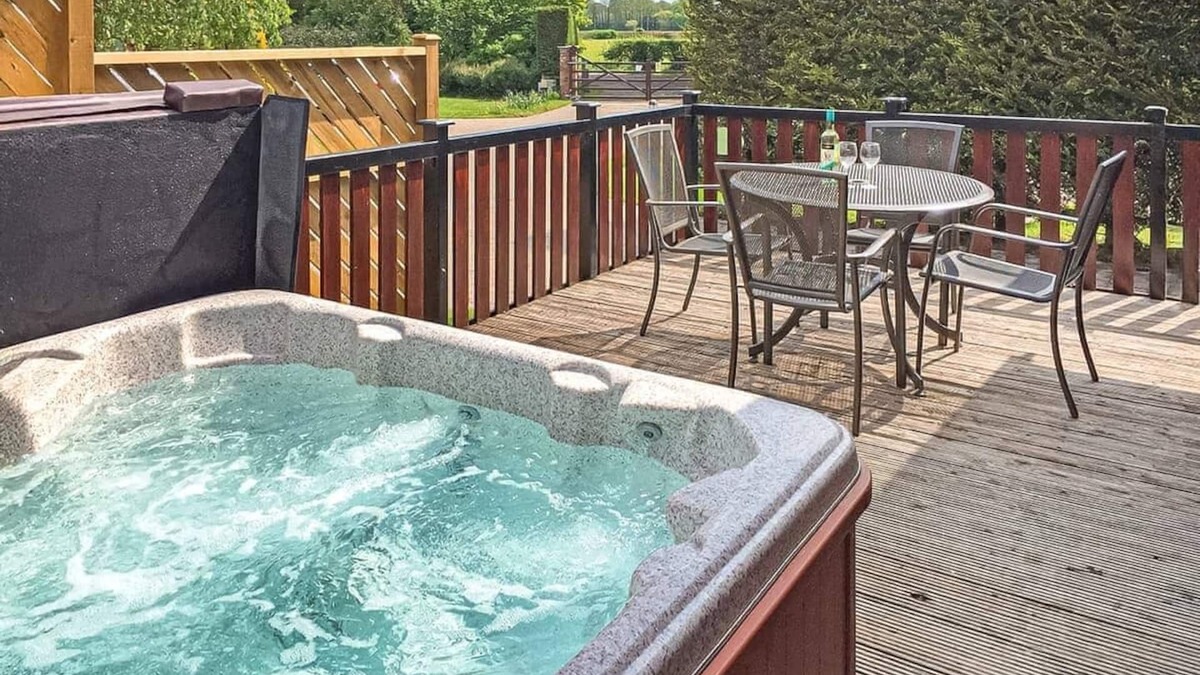 Scawton Ski Chalet | 1 bedroom accommodation in Easingwold